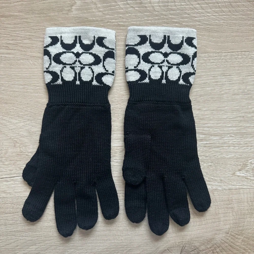 COACH 100% Merino Wool Signature Knit Touch Gloves F86026 Black Pale Gray